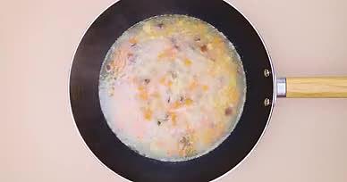 4k鲜蔬芙蓉汤蔬菜汤香菇胡萝卜蛋花汤视频的预览图